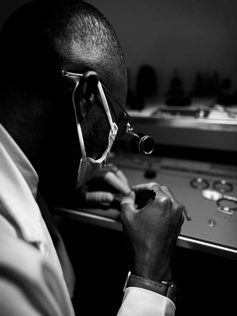 Read more about the article Inside the Workshop: How the Finest Swiss Timepieces Are Made